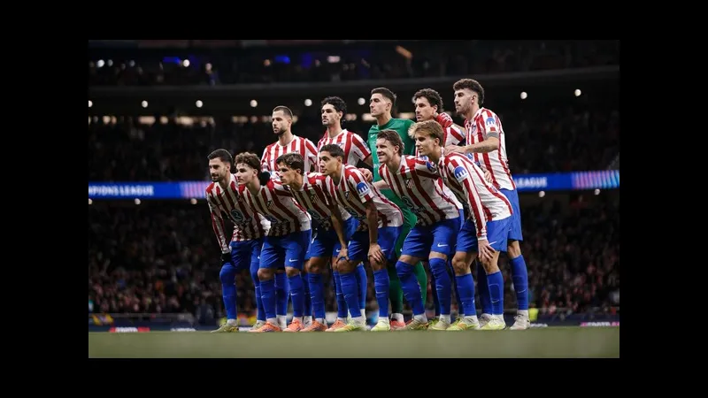 Cầu thủ của Atletico Madrid vượt qua hậu vệ của Real Oviedo trong trận đấu