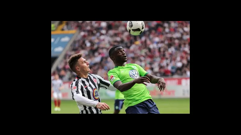 Cầu thủ Frankfurt với nỗ lực cao nhất chạy theo đuổi cầu thủ Wolfsburg trong trận đấu sôi…