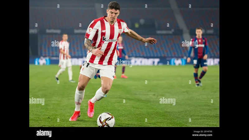 Cầu thủ của Levante vượt qua cầu thủ của Athletic Bilbao trên sân cỏ Cầu thủ của Levante vượt qua cầu thủ của Athletic Bilbao trên sân cỏ