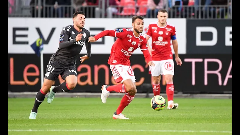 Cầu thủ đội Brest nỗ lực ngăn chặn cầu thủ đội Monaco tiến lên phía trước Cầu thủ đội Brest nỗ lực ngăn chặn cầu thủ đội Monaco tiến lên phía trước