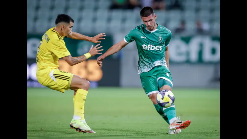 Cầu thủ của Dobrudzha và Ludogorets đua tranh bóng trên sân cỏ Cầu thủ của Dobrudzha và Ludogorets đua tranh bóng trên sân cỏ