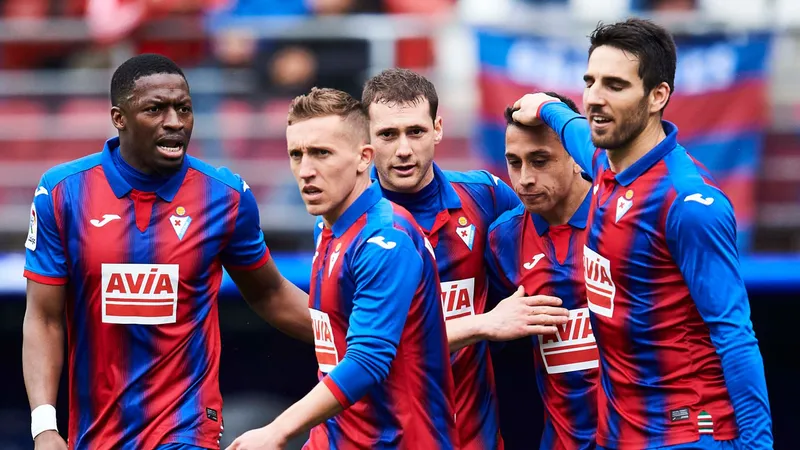 Cầu thủ Eibar và Las Palmas tranh chấp bóng trên sân